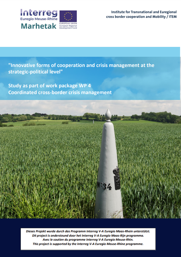 A lighthouse in grass and the name of the study Innovative forms of cooperation and crisis management at the strategic-political level by item as part of the interreg programme
